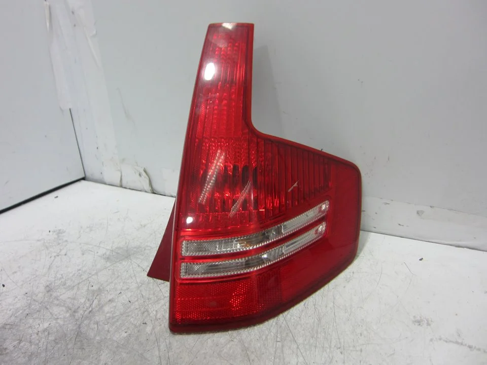 Foto de PILOTO TRASERO DERECHO CITROEN C4 BERLINA 1.6 16V HDi (90 CV / 66 KW) referencia 965586398001