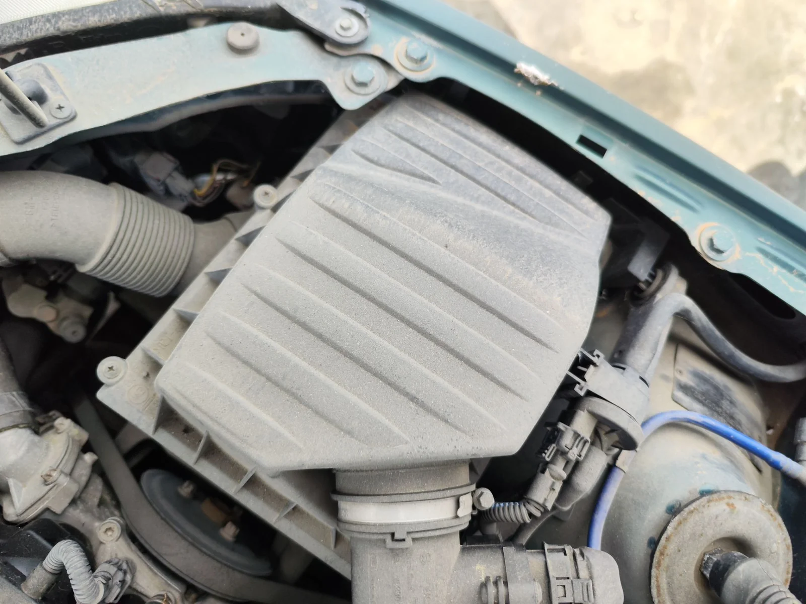 Foto de CAJA FILTRO AIRE OPEL CORSA C 1.2 16V CAT (Z 12 XE / LW4) (75 CV / 55 KW) referencia 13270894