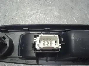 Foto de MANDO ELEVALUNAS DELANTERO DERECHO RENAULT CLIO II FASE II (B/CB0) 1.2 16V (75 CV / 55 KW) referencia 8200084005 foto 5