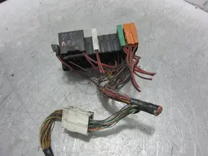 Foto de CAJA RELES / FUSIBLES RENAULT MEGANE I FASE 2 CLASSIC (LA...) 1.4 16V (95 CV / 70 KW) referencia 7703297988 foto 4