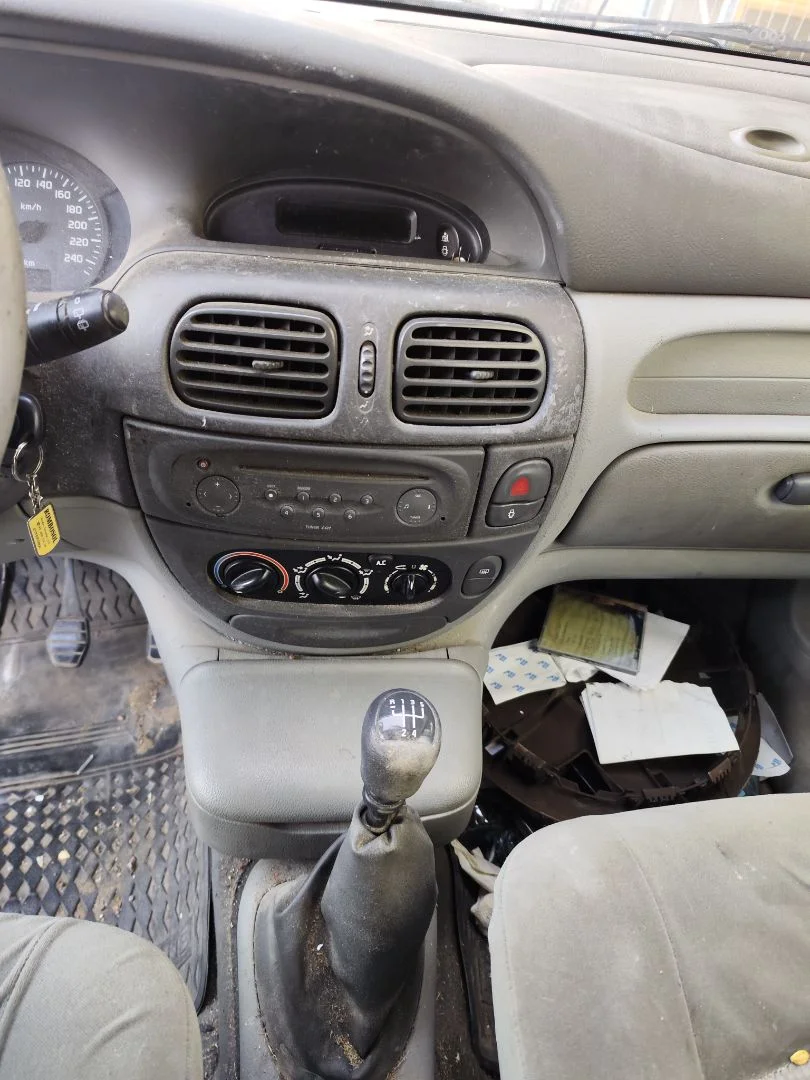 Foto de CONSOLA CENTRAL RENAULT SCENIC I (JA...) 1.9 dCi Diesel CAT (102 CV / 75 KW)
