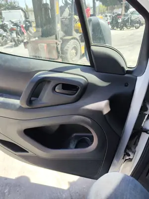 Foto de ELEVALUNAS DELANTERO IZQUIERDO CITROEN BERLINGO FURGÓN 1.6 Blue-HDI FAP (99 CV / 73 KW)