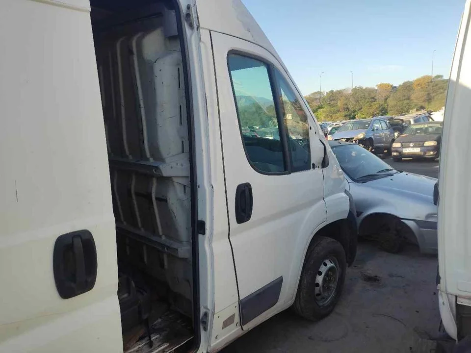 Foto de PUERTA DELANTERA DERECHA PEUGEOT BOXER (333/335) FURGÓN TECHO ELEVADO BAT.3450MM 2.2 HDI CAT (101 CV / 74 KW)