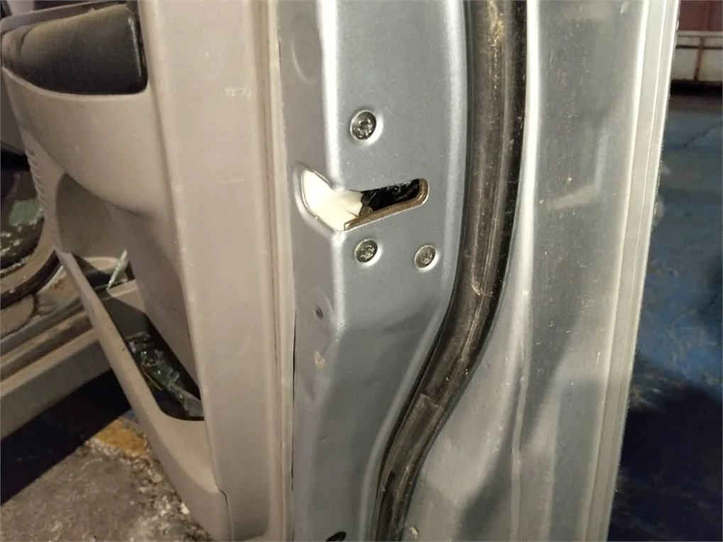 Foto de CERRADURA PUERTA DELANTERA DERECHA MITSUBISHI GRANDIS (NA0W)