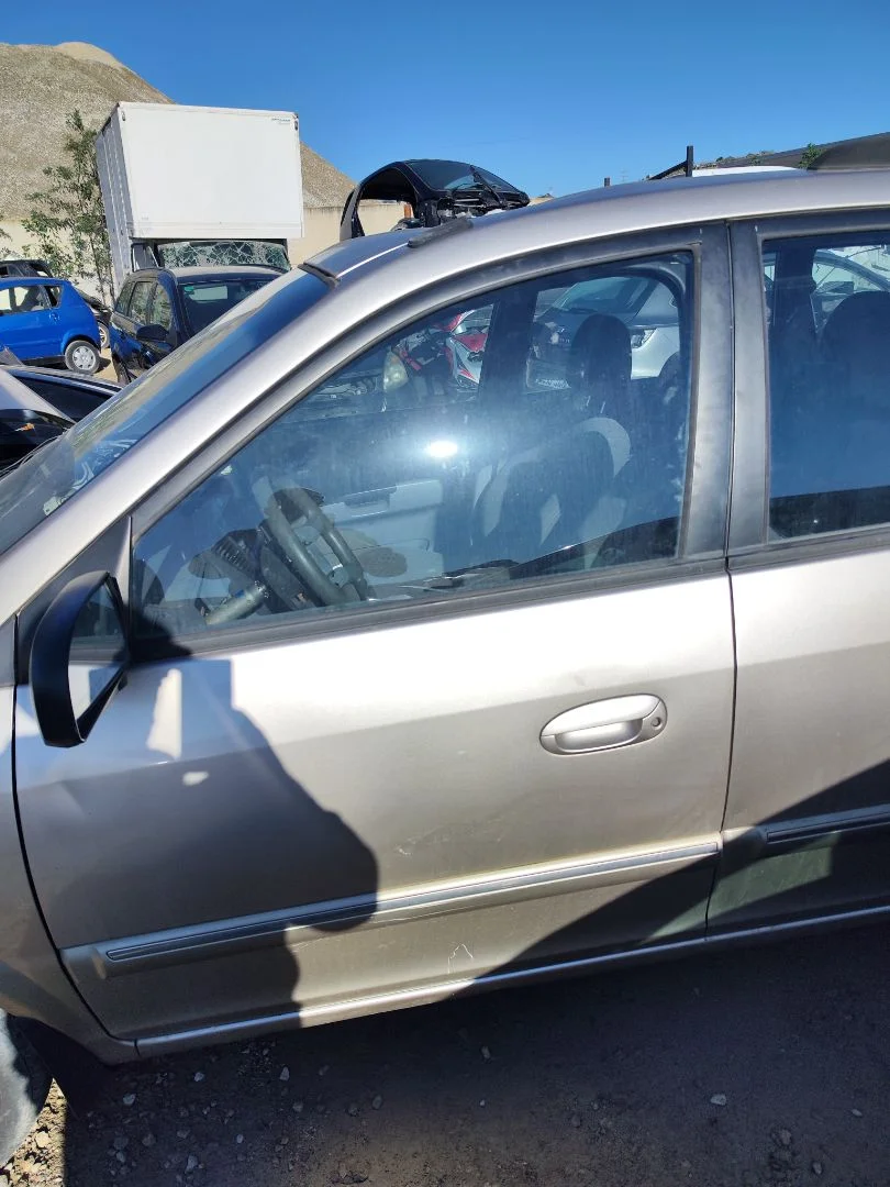 Foto de LUNA DELANTERA IZQUIERDA KIA CARENS (RS) 1.8 16V CAT (126 CV / 93 KW)