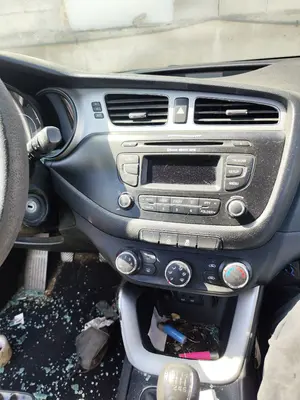 Foto de CONSOLA CENTRAL KIA CEED (JD) 1.4 CAT (99 CV / 73 KW)
