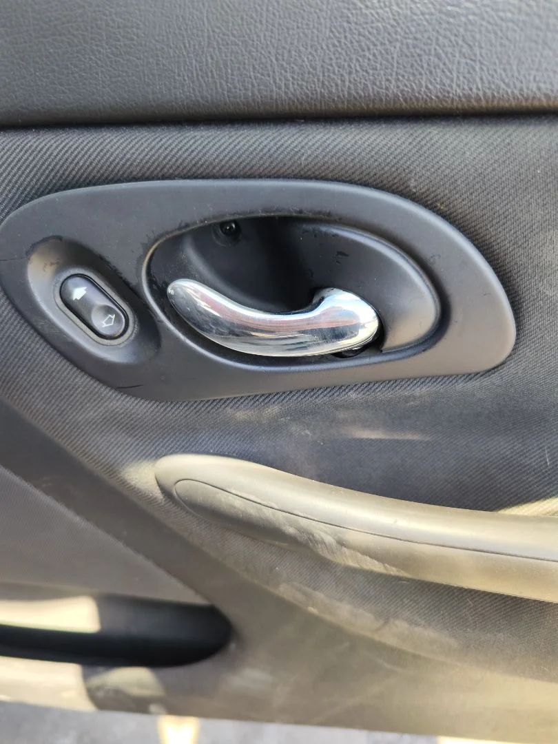 Foto de MANETA INTERIOR TRASERA IZQUIERDA FORD MONDEO BERLINA (GD) 1.8 16V CAT (116 CV / 85 KW) referencia 1072125