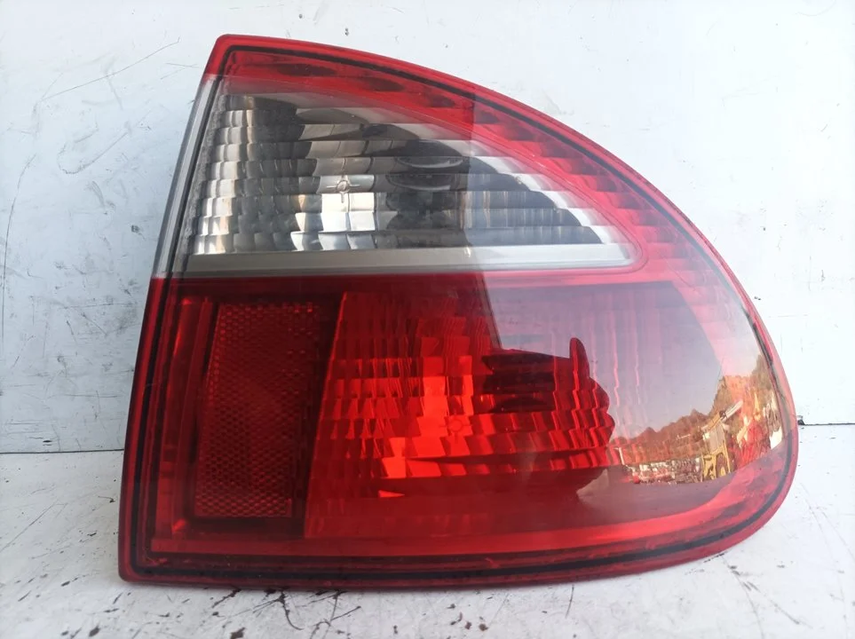 Foto de PILOTO TRASERO DERECHO SEAT LEON (1M1) 1.9 TDI (110 CV / 81 KW) referencia 1M6945112