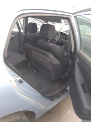 Foto de GOMAS CONTORNO PUERTA TOYOTA COROLLA (E12) 1.4 16V CAT (97 CV / 71 KW)