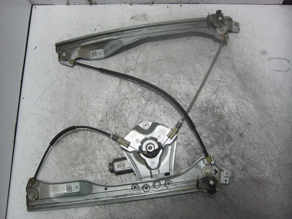 Foto de ELEVALUNAS DELANTERO DERECHO RENAULT CLIO III 1.2 (75 CV / 55 KW) referencia 8200291147