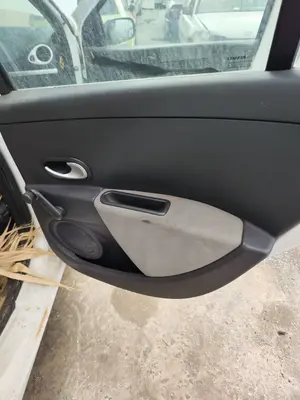 Foto de GUARNECIDO PUERTA TRASERA DERECHA RENAULT CLIO III 1.5 dCi Diesel FAP (75 CV / 55 KW)