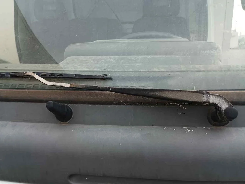 Foto de BRAZO LIMPIA DELANTERO IZQUIERDO NISSAN CABSTAR E 3.0 Diesel (120 CV / 88 KW)