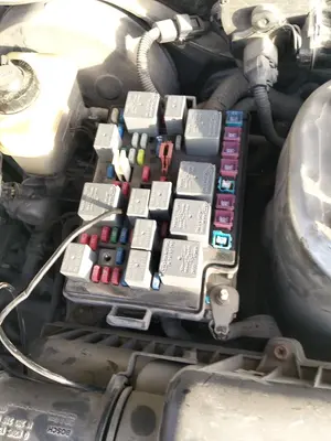 Foto de CAJA RELES / FUSIBLES KIA SEPHIA II