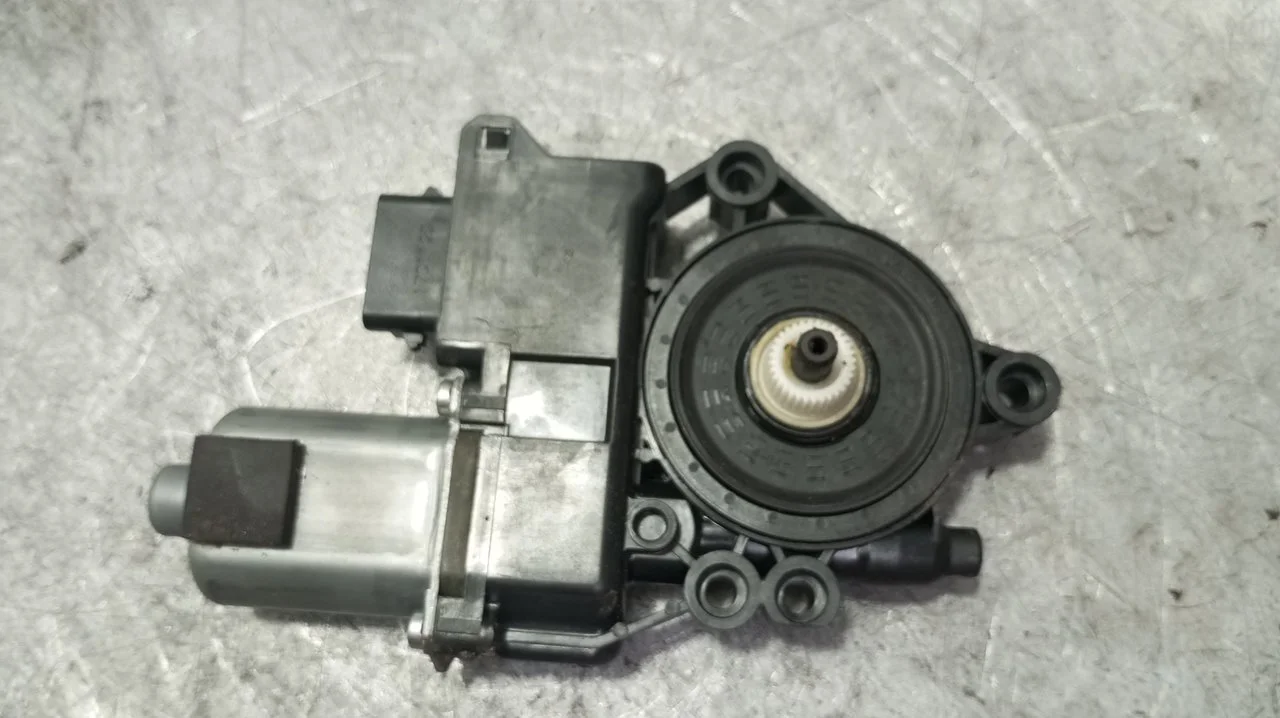 Foto de MOTOR ELEVALUNAS DELANTERO IZQUIERDO HYUNDAI I40 CW (VF) 1.7 CRDi CAT (141 CV / 104 KW) referencia 83450*3Z010
