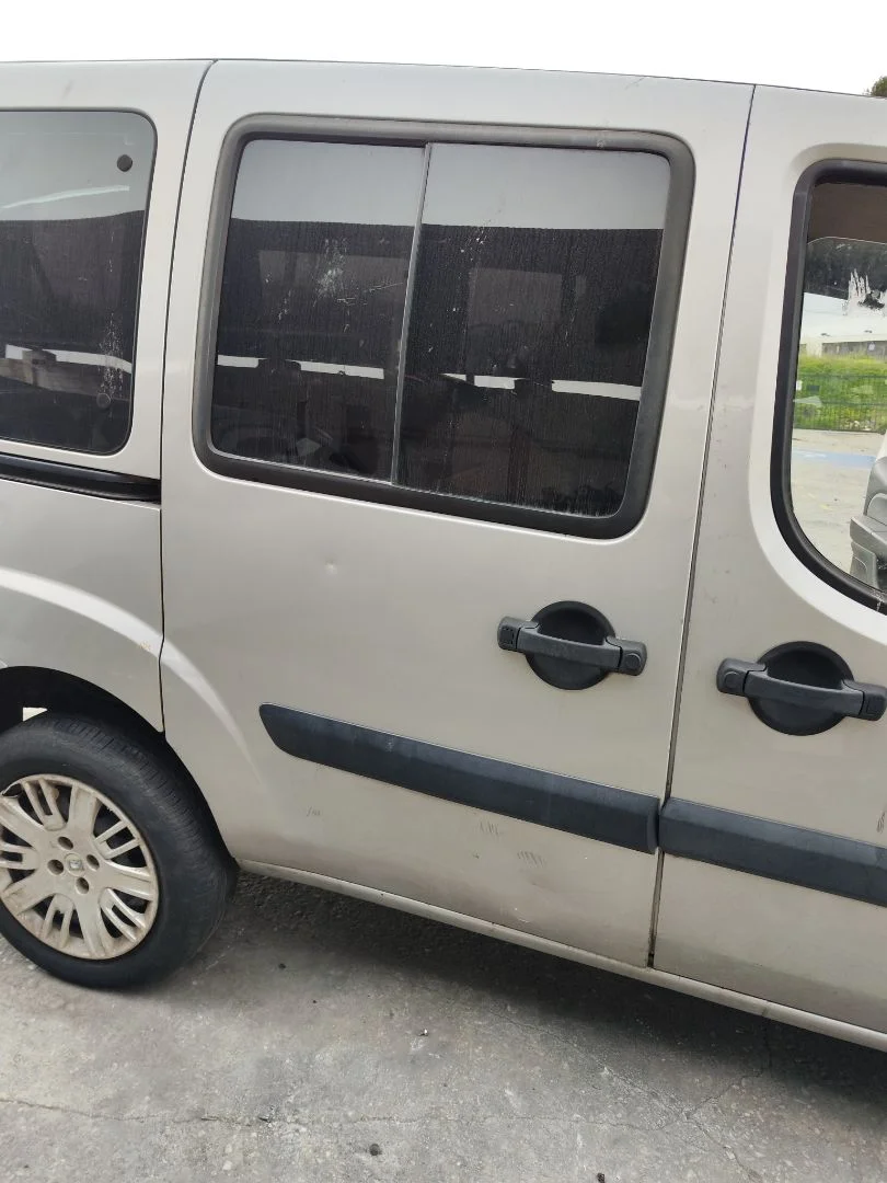 Foto de PUERTA TRASERA DERECHA FIAT I DOBLÒ (119) 1.9 JTD CAT (105 CV / 77 KW)