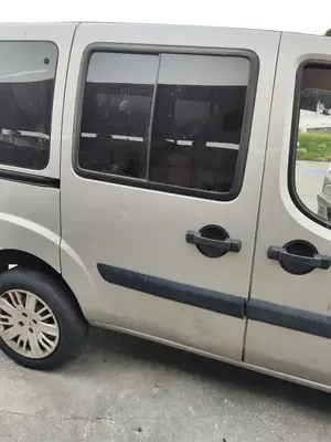 Foto de PUERTA TRASERA DERECHA FIAT I DOBLÒ (119) 1.9 JTD CAT (105 CV / 77 KW)