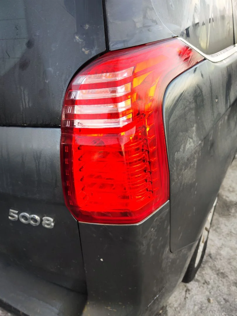 Foto de PILOTO TRASERO DERECHO PEUGEOT 5008 1.6 HDi FAP CAT (9HZ / DV6TED4) (109 CV / 80 KW)