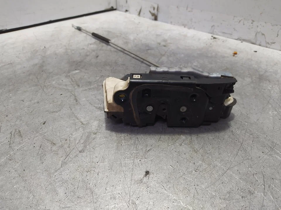 Foto de CERRADURA PUERTA DELANTERA DERECHA SEAT IBIZA BERLINA (6J5) 1.2 12V (69 CV / 51 KW) referencia 5N1837016F