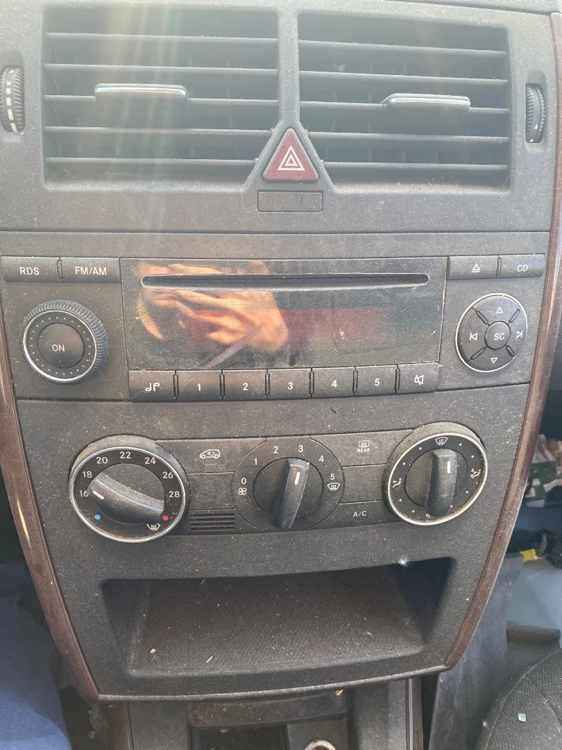 Foto de SISTEMA AUDIO / RADIO CD MERCEDES-BENZ CLASE A (BM 169) 2.0 CDI CAT (109 CV / 80 KW)