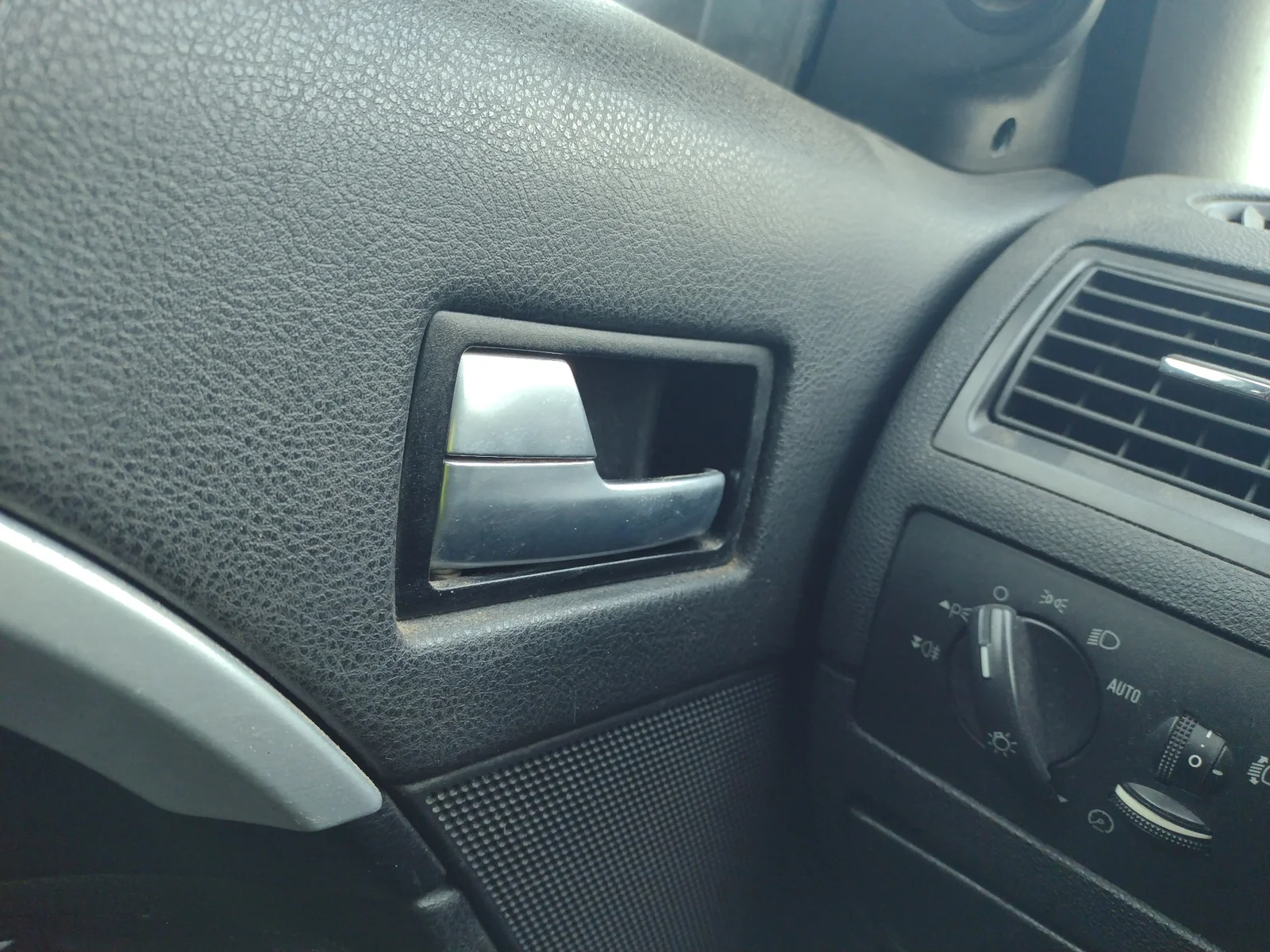Foto de MANETA INTERIOR TRASERA IZQUIERDA FORD MONDEO BERLINA (GE) 2.0 TDCi CAT (131 CV / 96 KW) referencia 4S71F22601AA