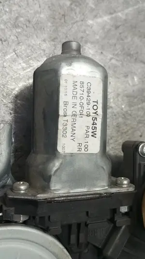 Foto de ELEVALUNAS TRASERO DERECHO TOYOTA VERSO (AUR2/ZGR2) 1.6 D-4D CAT (112 CV / 82 KW) referencia 857100F041 foto 2