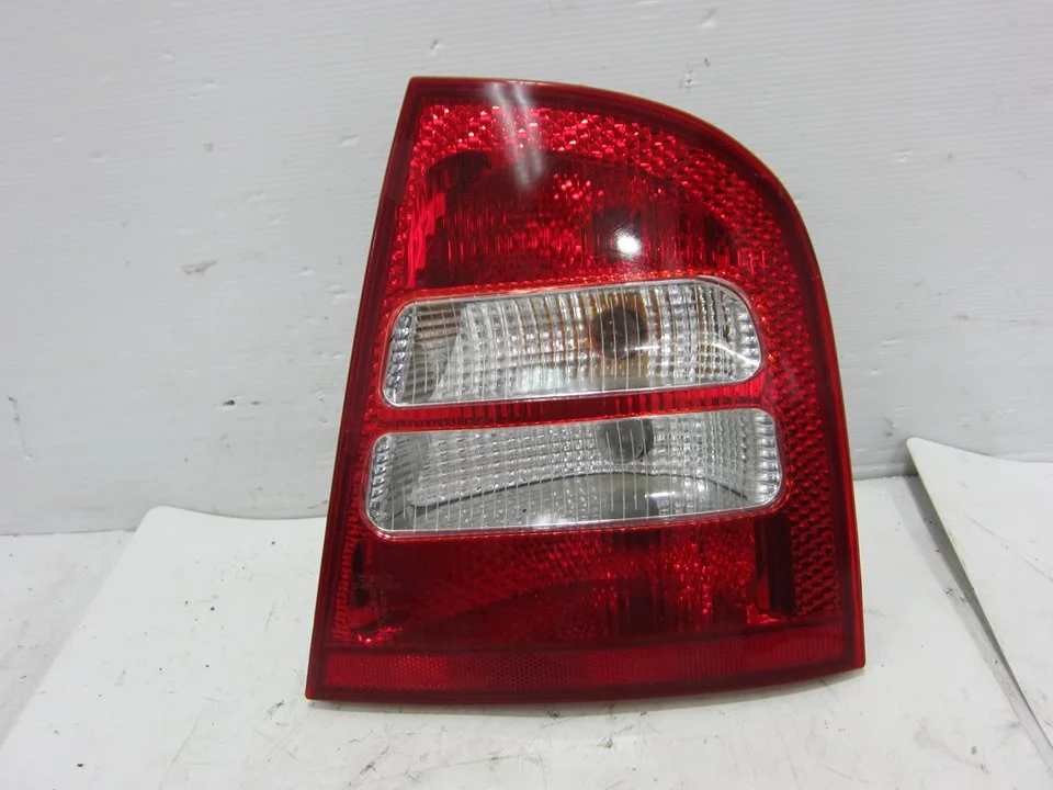 Foto de PILOTO TRASERO DERECHO SKODA OCTAVIA BERLINA (1U2) referencia 086651903