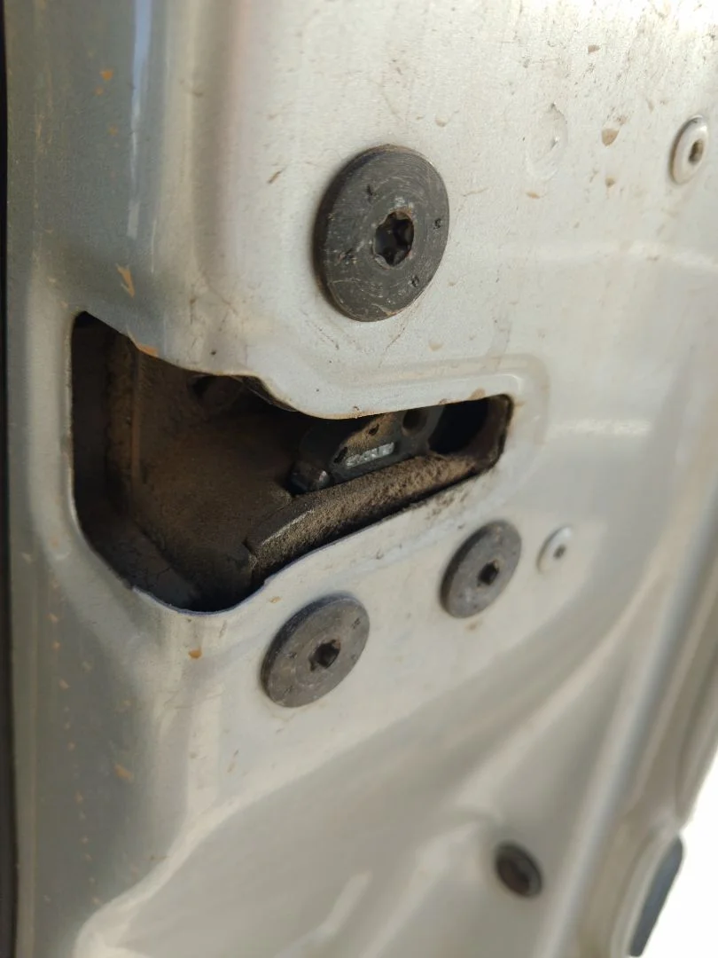 Foto de CERRADURA PUERTA DELANTERA DERECHA RENAULT CLIO III 1.4 16V (98 CV / 72 KW)
