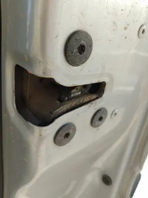 Foto de CERRADURA PUERTA DELANTERA DERECHA RENAULT CLIO III 1.4 16V (98 CV / 72 KW)