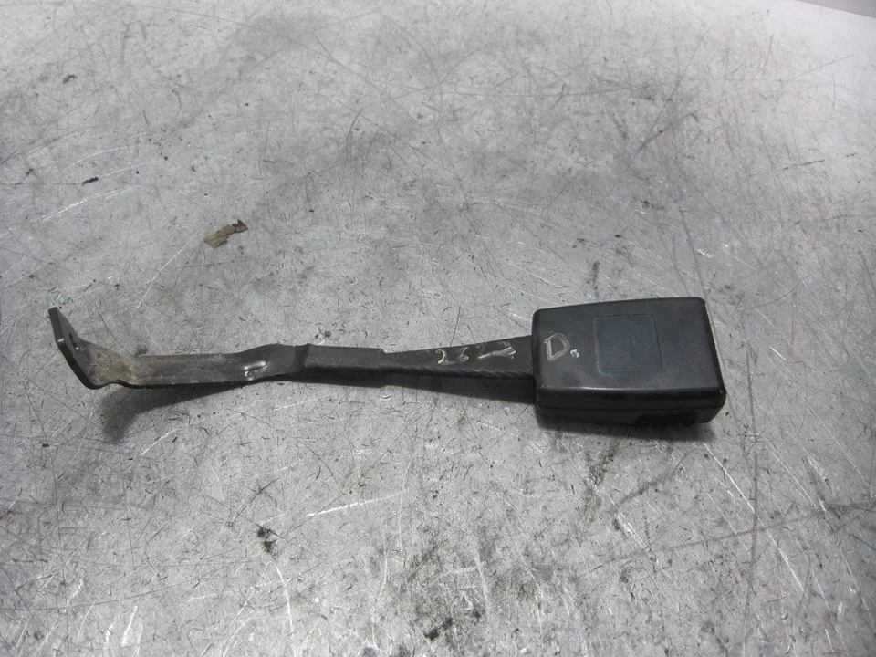 Foto de ENGANCHE CINTURON TRASERO DERECHO AUDI A3 SPORTBACK (8PA) 1.9 TDI (105 CV / 77 KW) referencia 8P0857756C