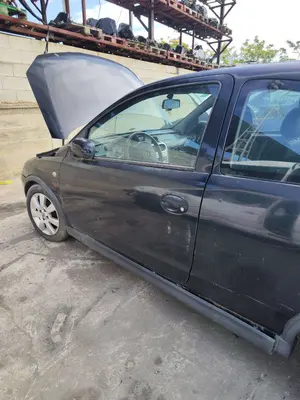 Foto de PUERTA DELANTERA IZQUIERDA OPEL CORSA C 1.2 16V CAT (Z 12 XEP / LB4) (80 CV / 59 KW)