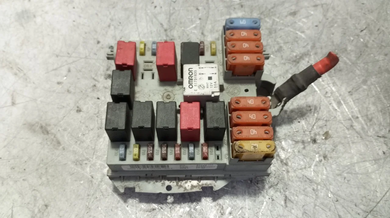 Foto de CAJA RELES / FUSIBLES FIAT CROMA (194) 1.9 8V JTD CAT (939A1000 / 192A8000) (120 CV / 88 KW) referencia 51738102