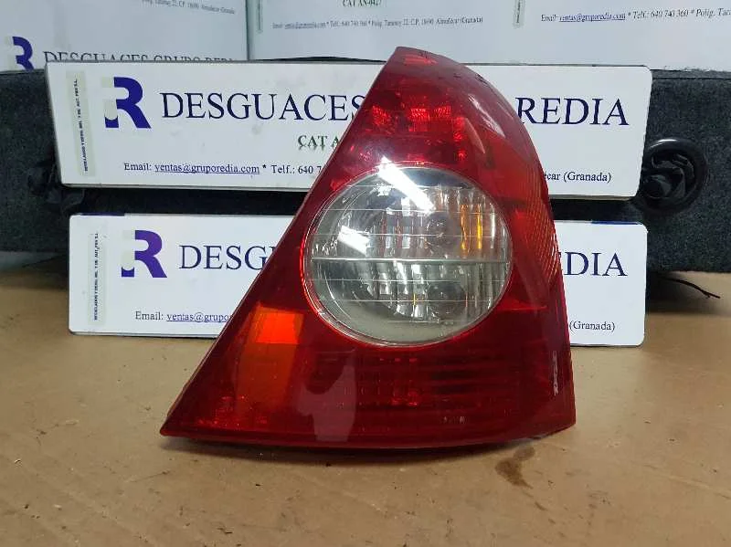 Foto de PILOTO TRASERO DERECHO RENAULT CLIO II FASE I (B/CB0) referencia 085511941R