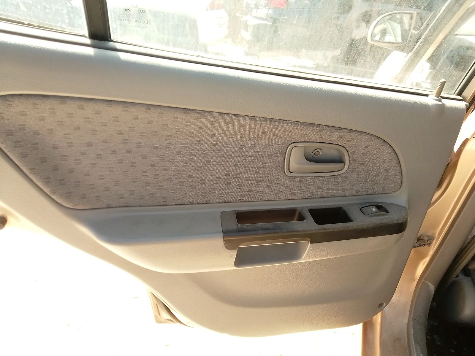 Foto de GUARNECIDO PUERTA TRASERA IZQUIERDA KIA RIO (BC) 1.3 CAT (75 CV / 55 KW) referencia 83301FD0101B