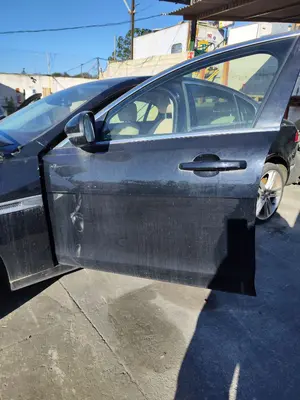 Foto de PUERTA DELANTERA IZQUIERDA JAGUAR XE 2.0 Turbo CAT (200 CV / 147 KW) foto 2