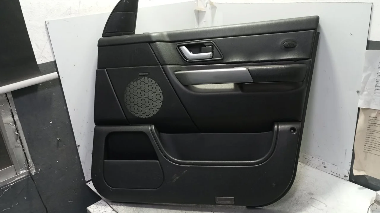 Foto de GUARNECIDO PUERTA DELANTERA DERECHA LAND ROVER RANGE ROVER SPORT 2.7 Td V6 CAT (190 CV / 140 KW) referencia EJB502200XXX