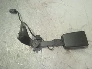 Foto de ENGANCHE CINTURON TRASERO IZQUIERDO PEUGEOT 3008 1.5 Blue-HDI FAP (131 CV / 96 KW) referencia 9810493477 foto 4
