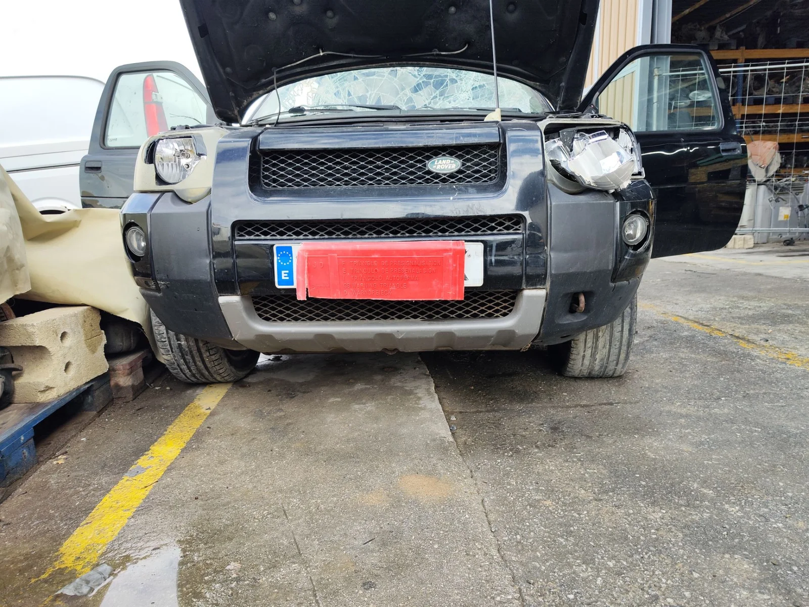 Foto de PARAGOLPES DELANTERO LAND ROVER FREELANDER (LN) 2.0 Td4 CAT (109 CV / 80 KW)