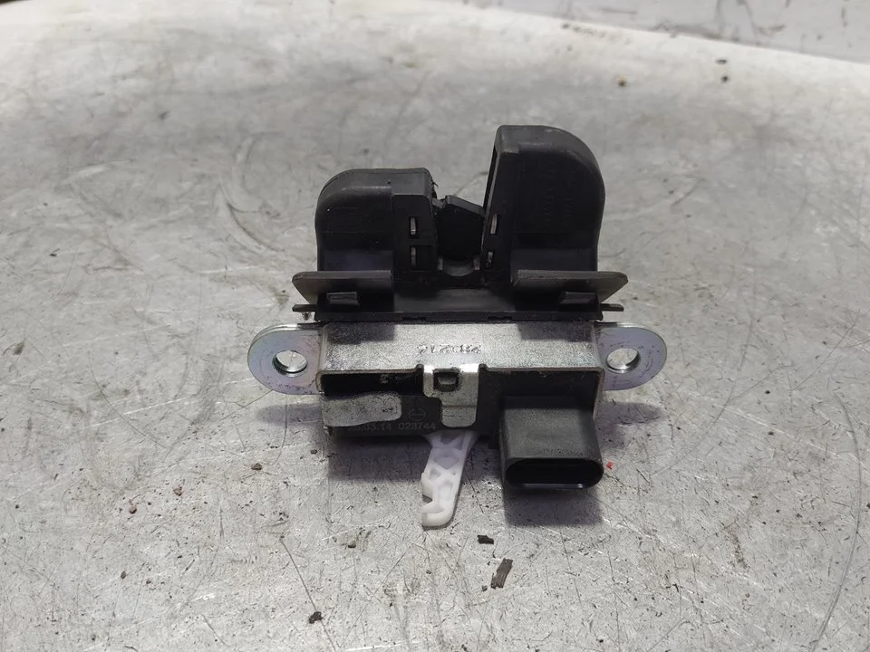 Foto de CERRADURA MALETERO / PORTON SEAT IBIZA BERLINA (6J5) 1.2 12V (69 CV / 51 KW) referencia 6J4827505