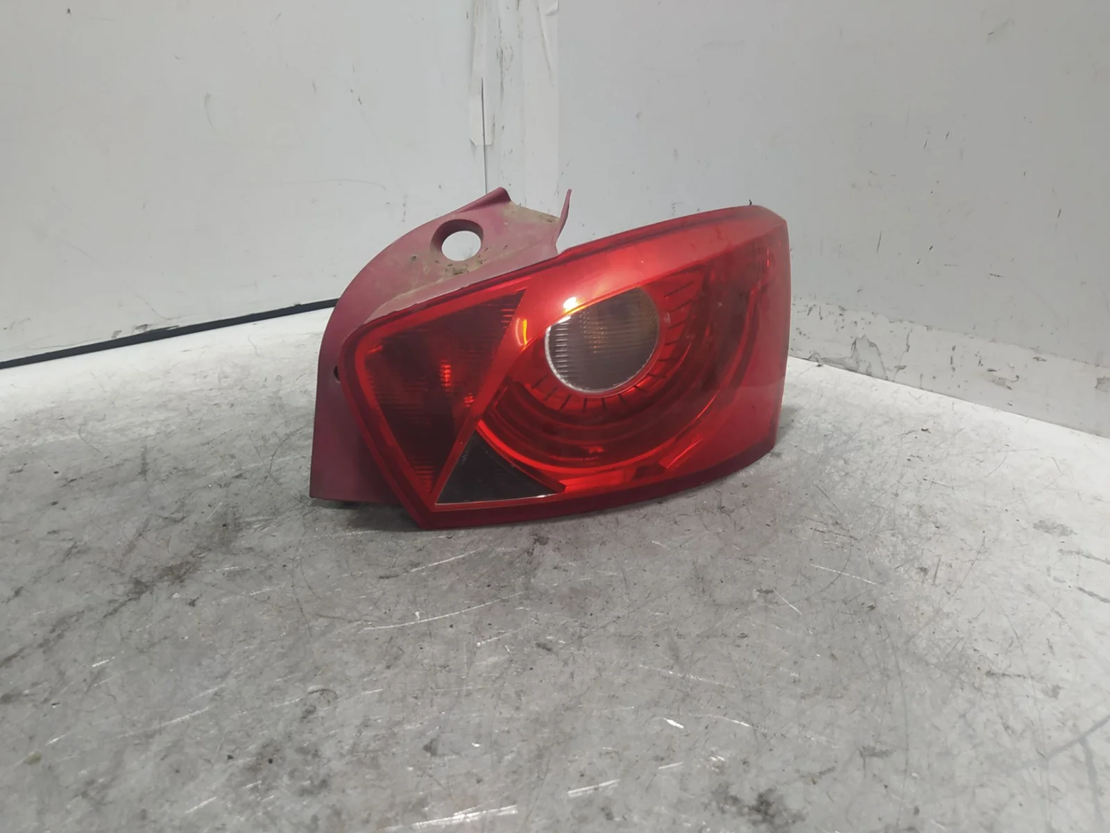 Foto de PILOTO TRASERO IZQUIERDO SEAT IBIZA BERLINA (6J5) 1.4 TDI (80 CV / 59 KW)
