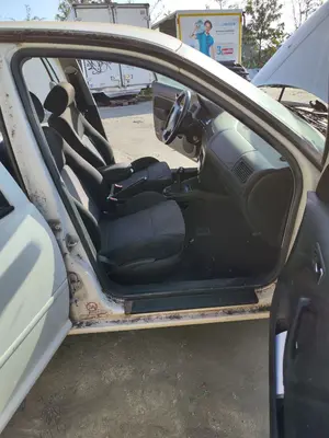 Foto de GOMAS CONTORNO PUERTA VOLKSWAGEN GOLF IV BERLINA (1J1)(10.1997) 2.0  (116 CV / 85 KW)