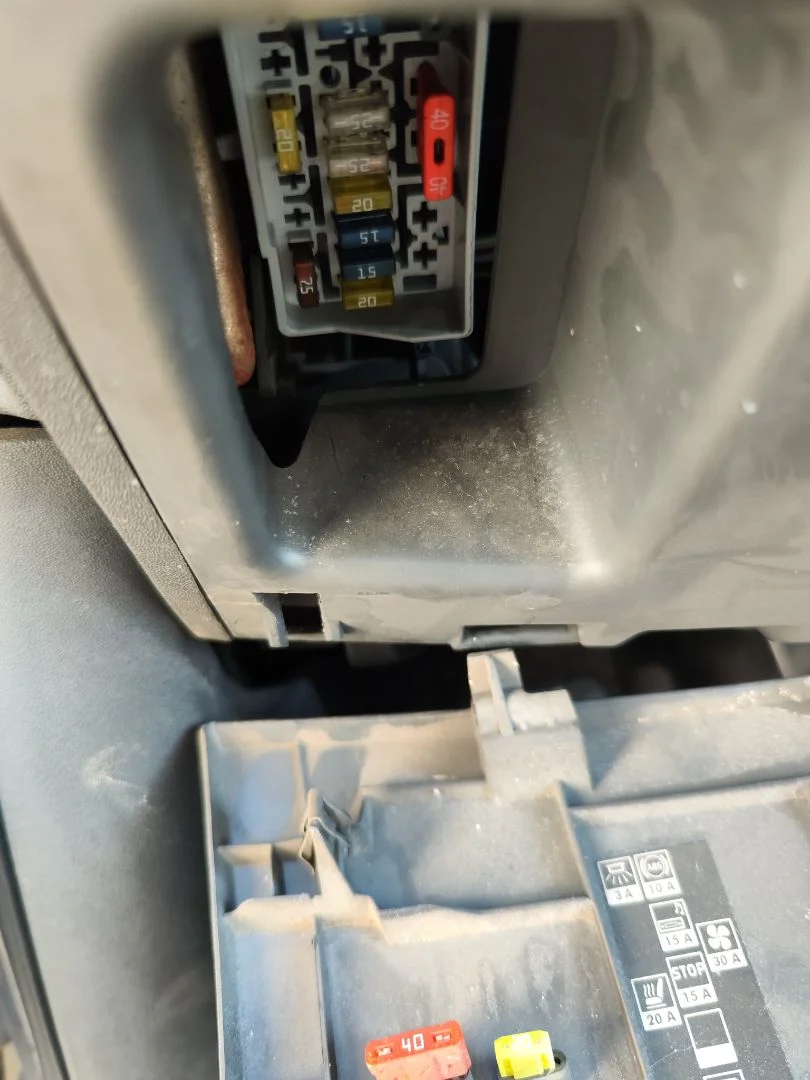 Foto de CAJA RELES / FUSIBLES RENAULT MEGANE II BERLINA 5P 1.5 dCi Diesel (101 CV / 74 KW)