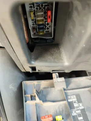 Foto de CAJA RELES / FUSIBLES RENAULT MEGANE II BERLINA 5P 1.5 dCi Diesel (101 CV / 74 KW)