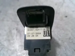 Foto de MANDO ELEVALUNAS TRASERO IZQUIERDO TOYOTA COROLLA (E12) 1.6 16V (110 CV / 81 KW) referencia 8480102411B1 foto 4