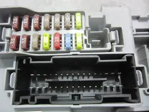 Foto de CAJA RELES / FUSIBLES FIAT II DOBLÒ (263) CARGO 1.3 16V JTD CAT (90 CV / 66 KW) referencia 00519217590 foto 2