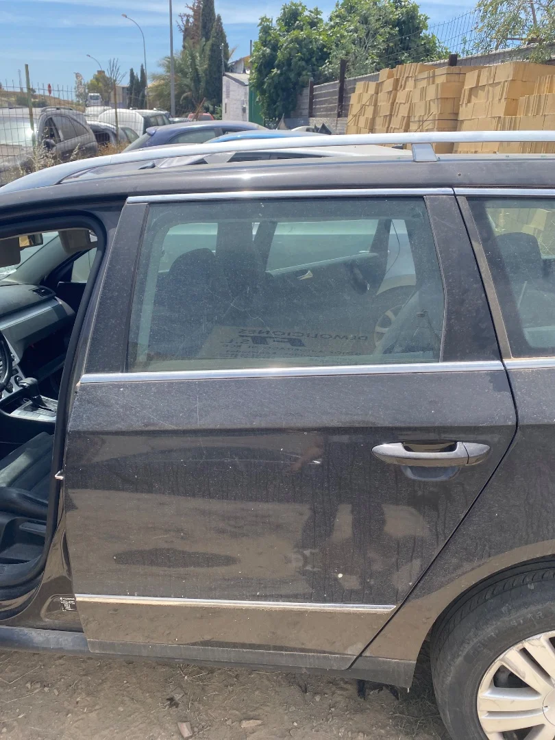 Foto de PUERTA TRASERA IZQUIERDA VOLKSWAGEN PASSAT VARIANT (3C5) 2.0 TDI DPF (170 CV / 125 KW) referencia 3C9833055D