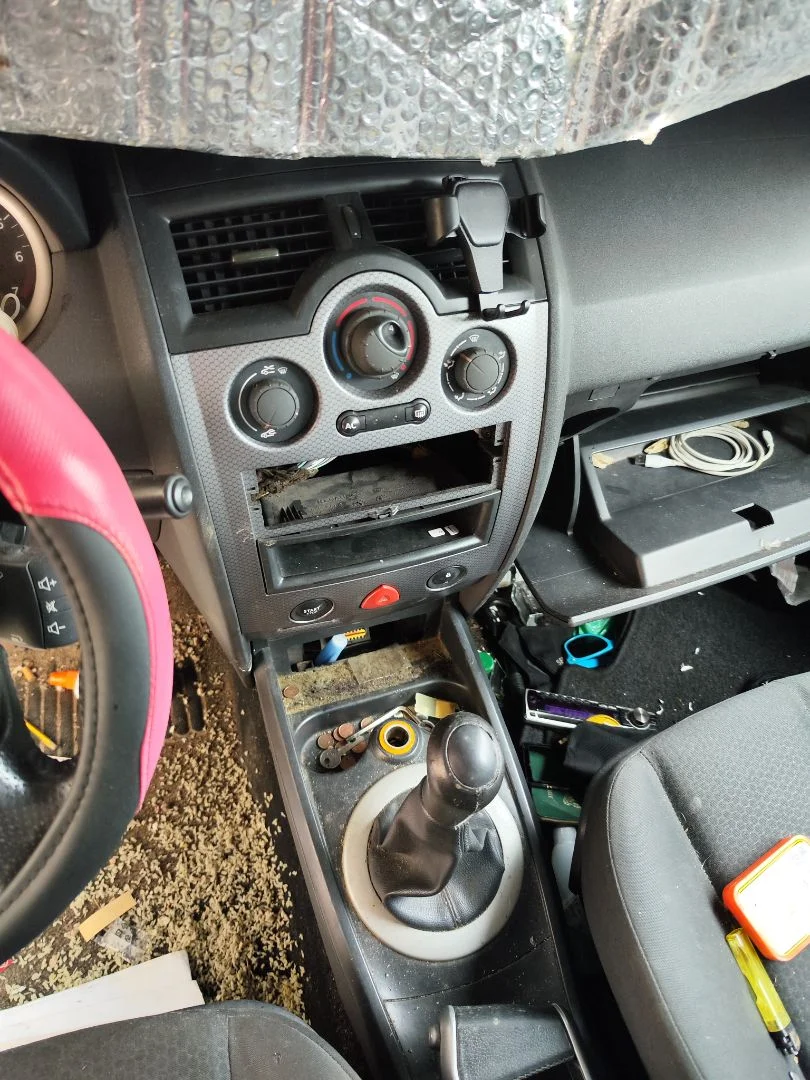 Foto de CONSOLA CENTRAL RENAULT MEGANE II BERLINA 5P 1.6 CAT (113 CV / 83 KW)
