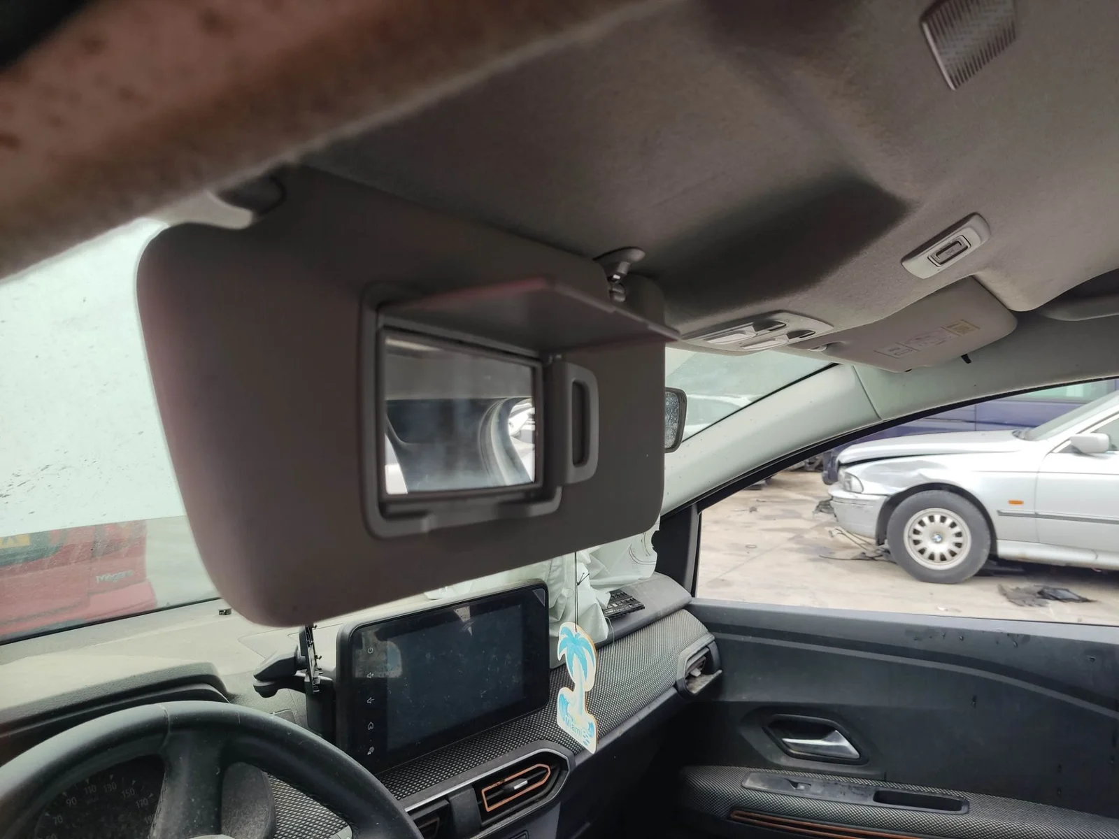 Foto de PARASOL IZQUIERDO DACIA SANDERO III 1.0 TCE CAT (91 CV / 67 KW) referencia 964019730R