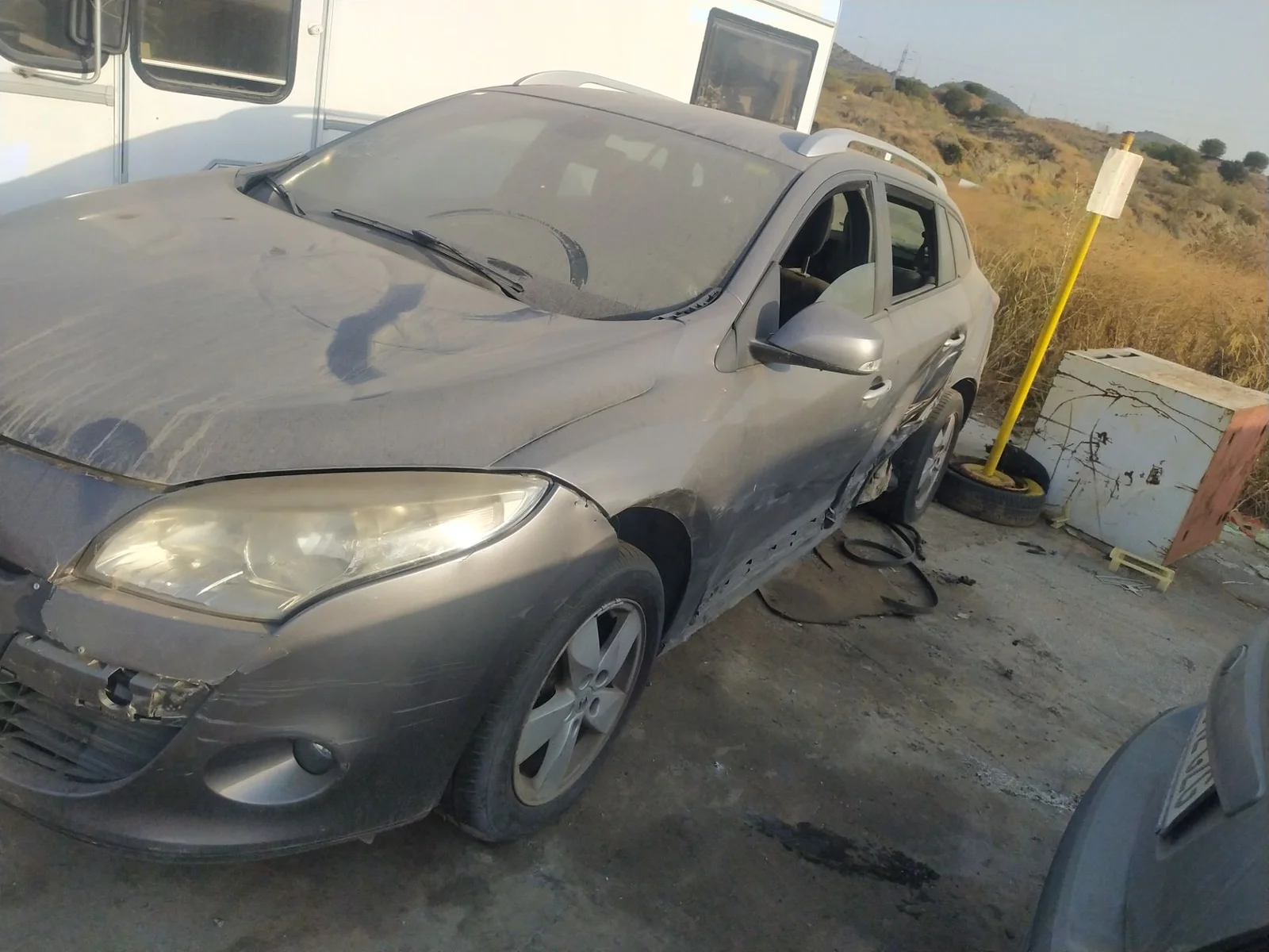 Foto de FARO ANTINIEBLA IZQUIERDO RENAULT MEGANE III SPORT TOURER 1.9 dCi Diesel (131 CV / 96 KW) referencia 8200074008