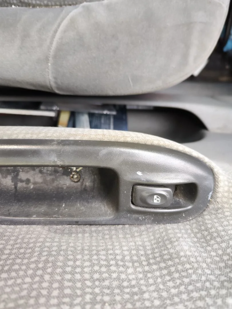Foto de MANDO ELEVALUNAS DELANTERO DERECHO RENAULT SCENIC I (JA...) 1.9 dCi Diesel CAT (102 CV / 75 KW)