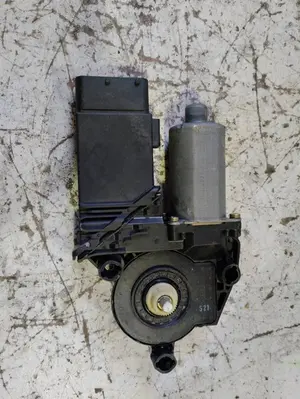 Foto de MOTOR ELEVALUNAS DELANTERO DERECHO VOLKSWAGEN GOLF IV BERLINA (1J1)(10.1997) 1.6 (101 CV / 74 KW) referencia 130821764 foto 2